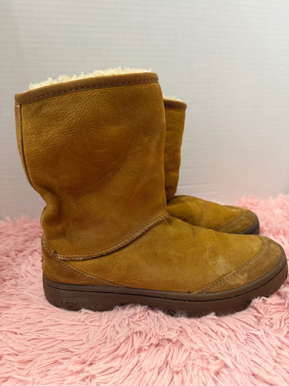 UGG Australia Ultimate ShortWinter Boots Womens Chestnut Sheepskin Sz 7 EUC